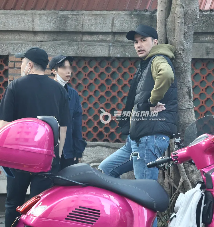 身高192公分的黃志瑋與友人站一起聊天，相當顯眼。特勤中心攝