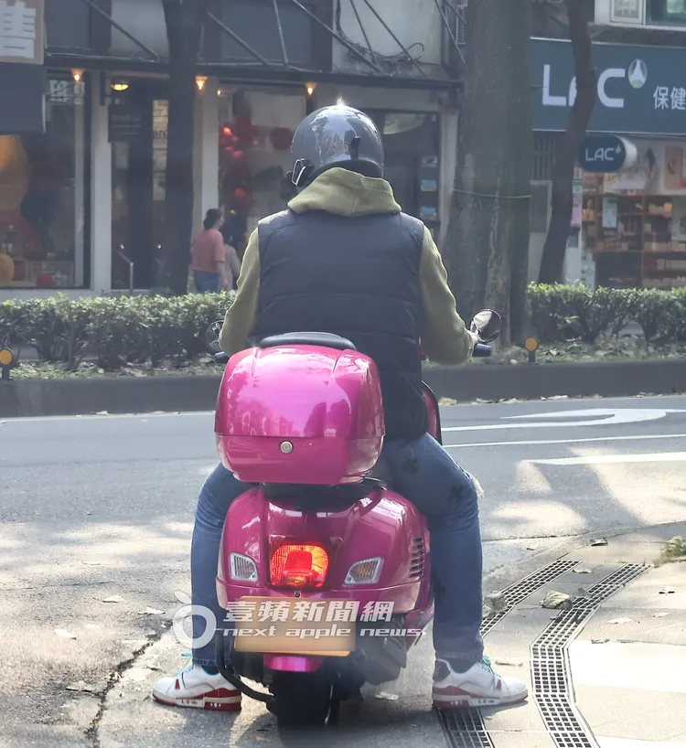 黃志瑋又突然停在路邊設定導航。特勤中心攝