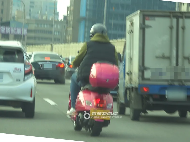 黃志瑋接著變換車道未打方向燈。特勤中心攝