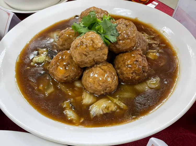 獅子頭等年菜建議拆半保存分次料理。林志怡攝