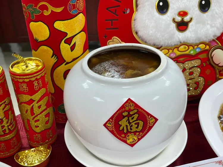 佛跳牆是常見的年菜。林志怡攝