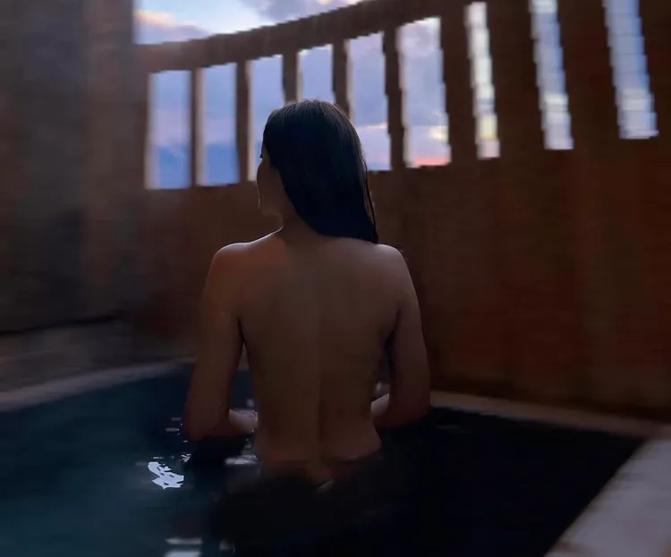 賴慧如全裸泡湯。取自賴慧如臉書