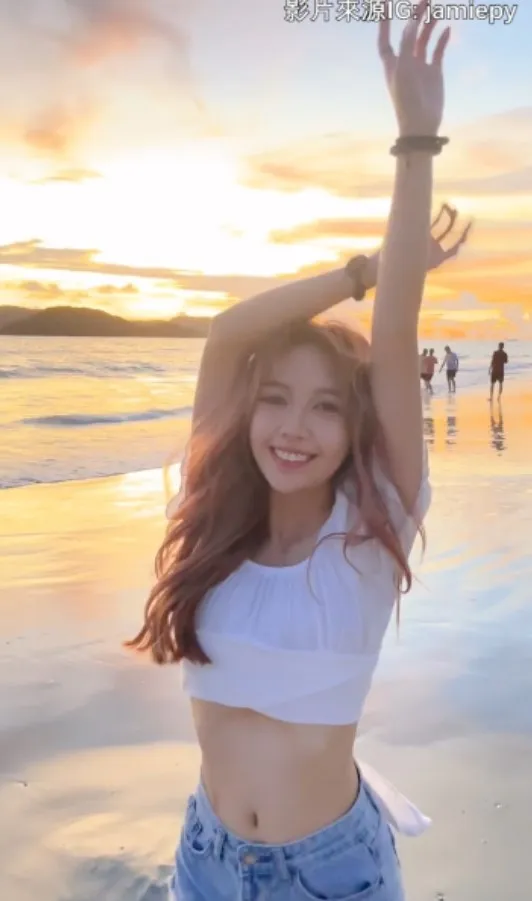 甜姐兒燦爛的笑容、玲瓏有致的身材！好想跟妳手牽手一起漫步在落日的海岸～一起製造浪漫。IG@jamiepy 提供