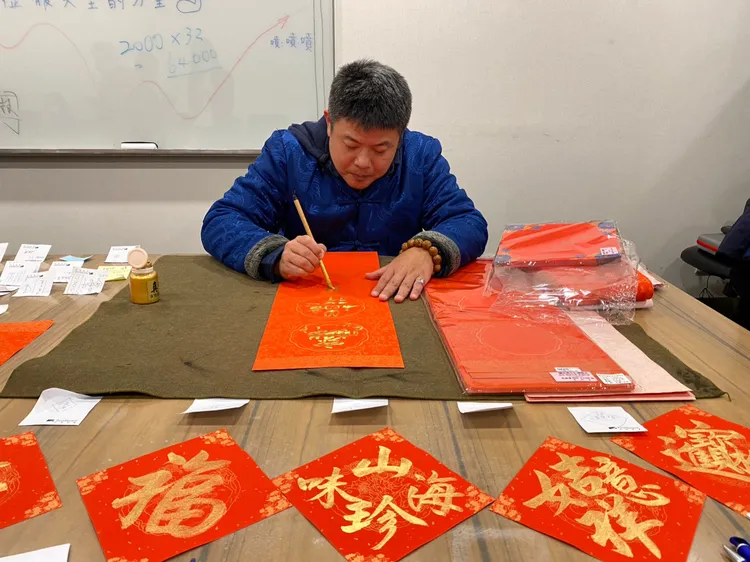 每到農曆春節前夕，總是樊修志最忙碌的時刻，受邀到各大公司行號揮毫。高鈞麟攝