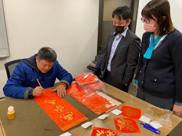 在旁人的眼裡看起來，樊修志拿筆寫字像在舞劍。高鈞麟攝