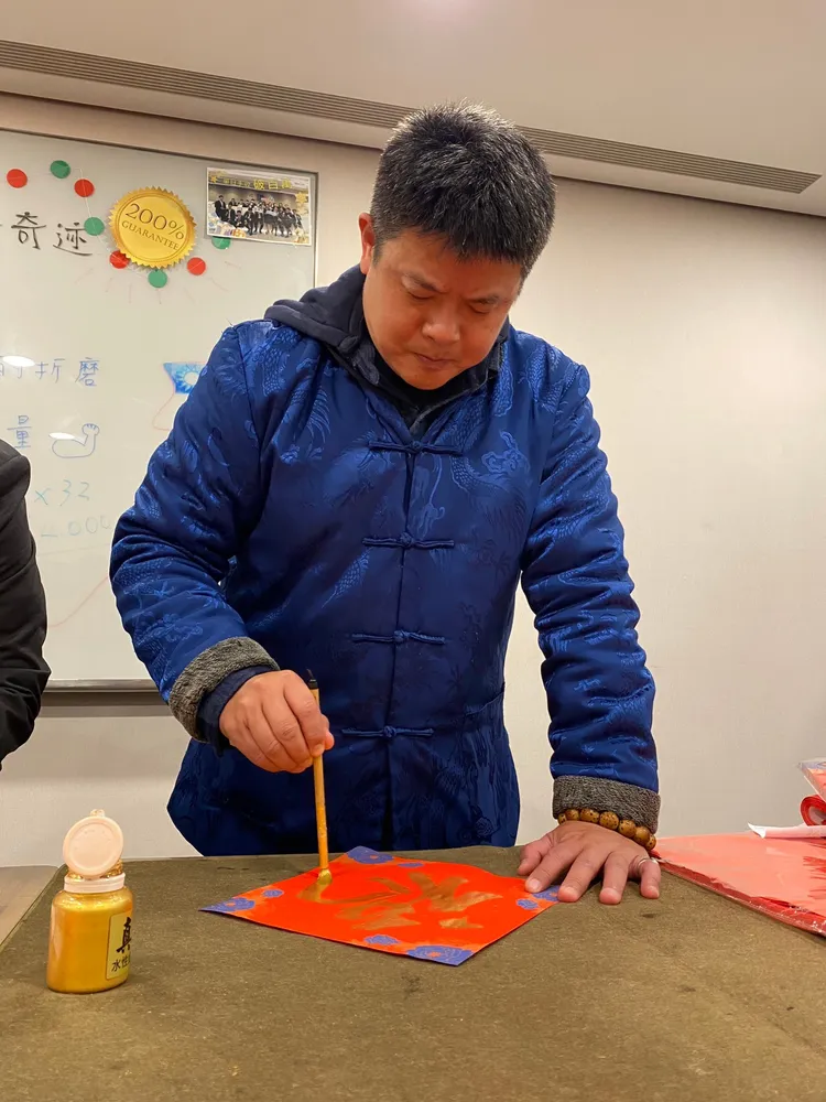 樊修志運筆時的眼神專注無比，用墨飽滿。高鈞麟攝