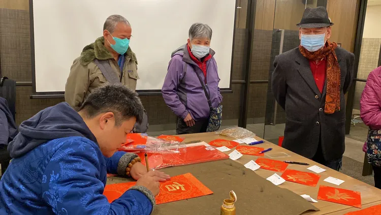 樊修志寫出的春聯別樹一格。高鈞麟攝