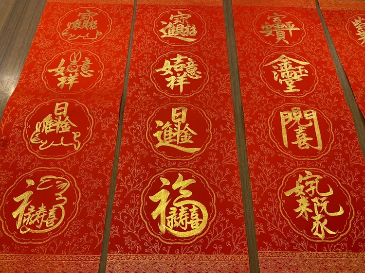 樊修志寫出一幅幅吉祥寓意的春聯，都代表滿滿的祝福。高鈞麟攝