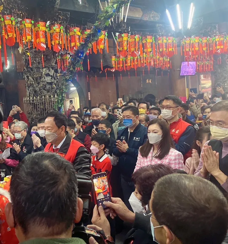 郭台銘和老婆曾馨瑩帶兒子女兒到慈惠宮參拜。陳孝志提供