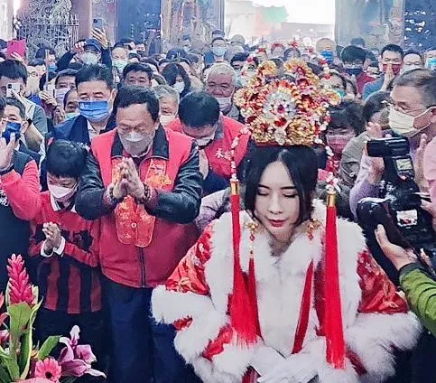 「最美禮生」慈惠宮服務遇郭台銘全家 伸手一握:今年不發都不行!