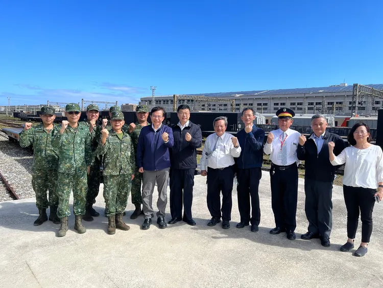 軍艦也加入輸運。交通部提供