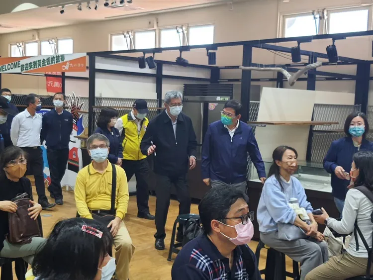 民眾等船。交通部提供