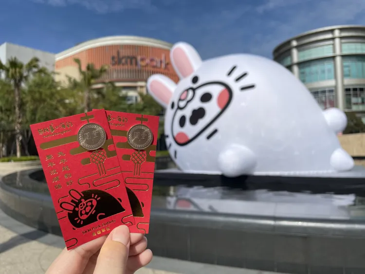 「無所事事小海豹」巨型漂浮氣偶穿上兔裝，即日起到2月底飄浮在高雄草衙SKM Park Outlets。讀者提供