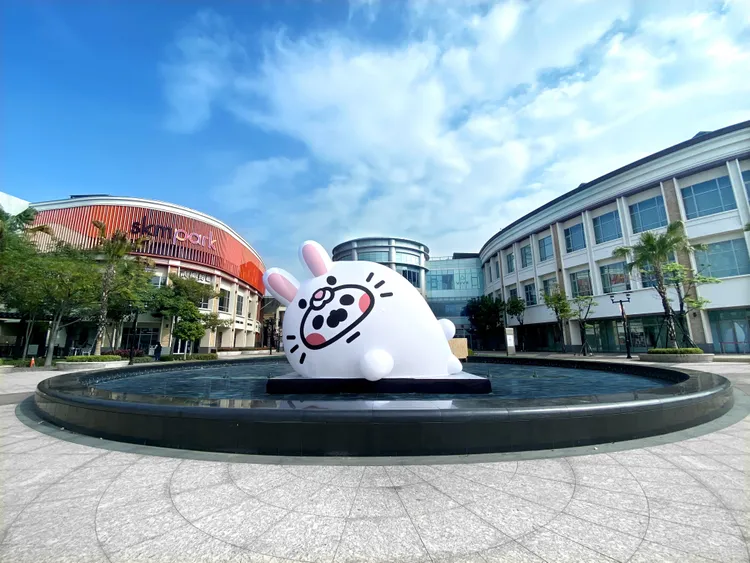 「無所事事小海豹」巨型漂浮氣偶穿上兔裝，即日起到2月底飄浮在高雄草衙SKM Park Outlets。讀者提供