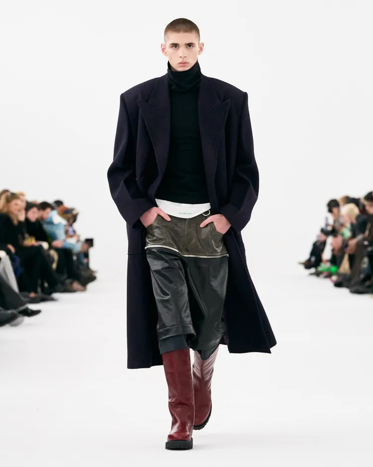 採用解構手法演繹的工裝，多層次的下身搭配洗練的大衣，營造出具有衝擊感的美學。品牌提供