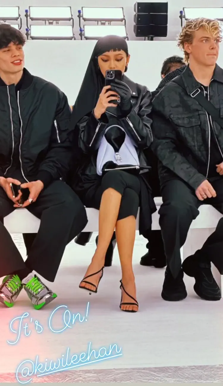 吳建豪與和坐在他對面的李函，用手機玩起互拍的遊戲。翻攝vannesswu IG