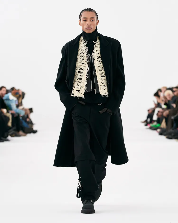 採用羽毛串接而成的上衣，呼應了GIVENCHY以訂製服起家的精湛手工。品牌提供