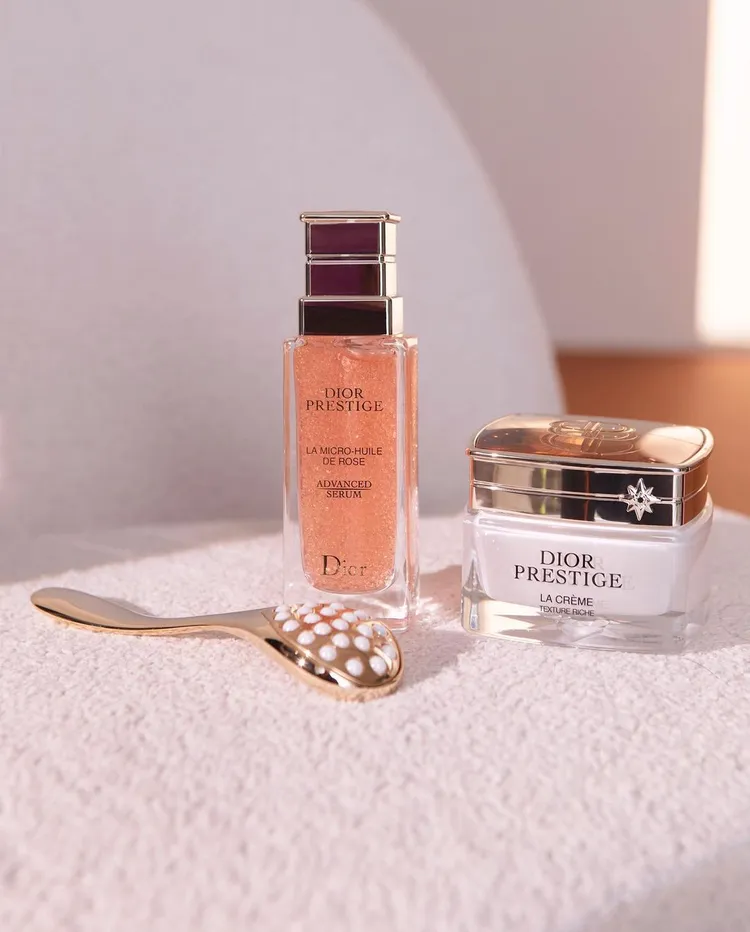 Dior精萃再生玫瑰微導精露（中）15ml／5300元、30ml／9550元、50ml／1萬2400元、75ml／1萬4300元；精萃再生玫瑰賦活乳霜（右）15ml／5000元、50ml／1萬4000元。翻攝kaikaitzeng0422 IG