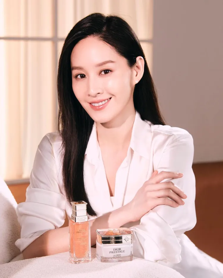 她旅遊必帶上Dior精萃再生玫瑰微導精露與精萃再生玫瑰賦活乳霜，對抗不同的溫度與濕度變化。翻攝kaikaitzeng0422 IG