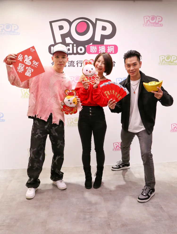 派偉俊（左）與高爾宣（右）接受主持人Eva訪問。POP Radio提供