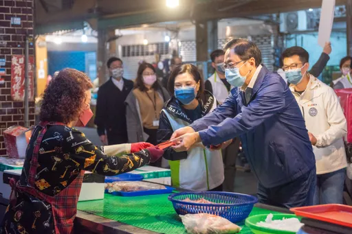 清晨赴桃園2市場慰勞兼視察 張善政:讓民眾安心採買過好年