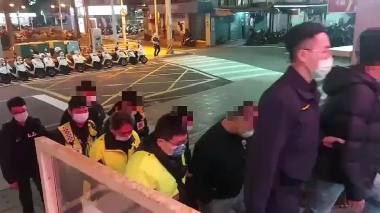 警方將嫌犯帶回警局。三重警分局提供