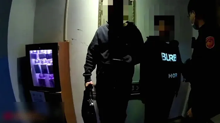 警方準備將張男帶上警車。蘆洲警分局提供