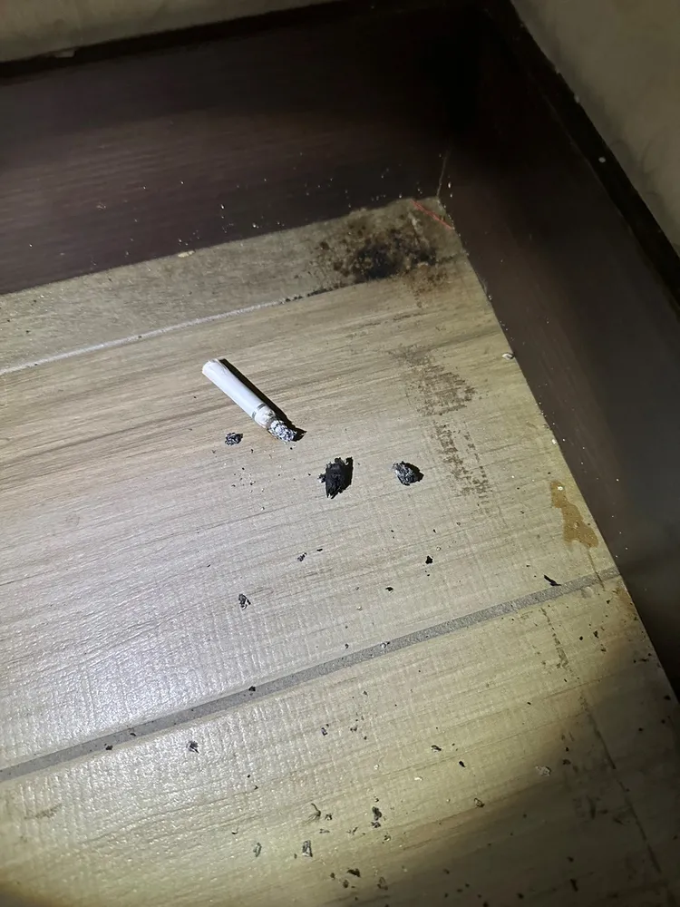警方在桌上發現吸食過的K菸。蘆洲警分局提供