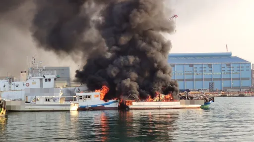 高雄小港火燒船烈焰衝天 年前遇衰事!船東心碎望灰燼