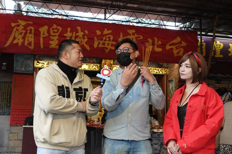 廟方人員（中）為兩人解說。陳德興攝