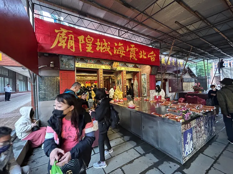 平常日霞海城隍廟信眾就相當多。陳德興攝