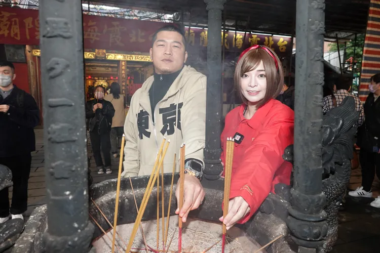 兩人祈求今年要更好、更上一層樓。陳德興攝