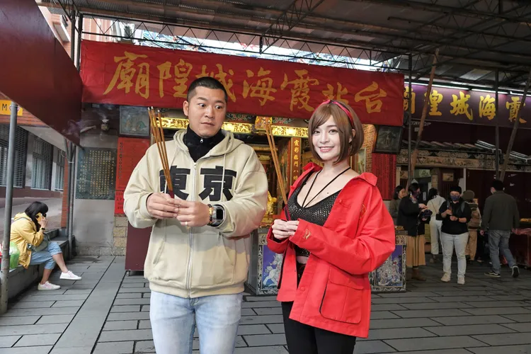 草爺(左)與郭鬼鬼一起到霞海城隍拜拜。陳德興攝