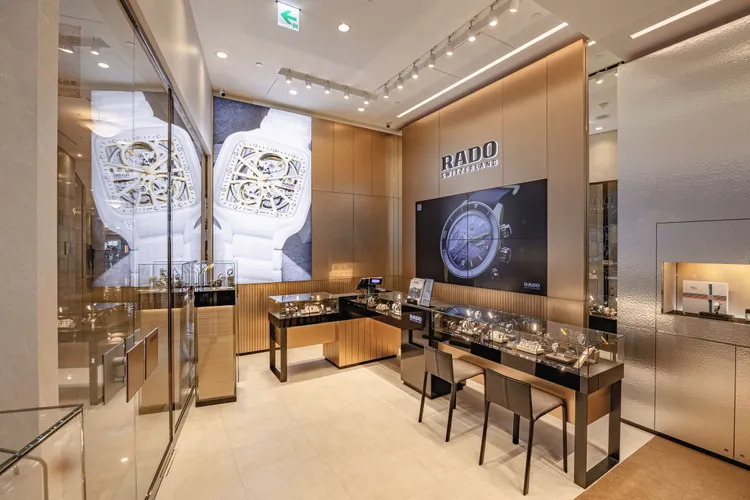 RADO旗艦店台北101旗艦店內規劃lifestyle corner，展列經典創新到前衛風格的各系列腕錶。品牌提供