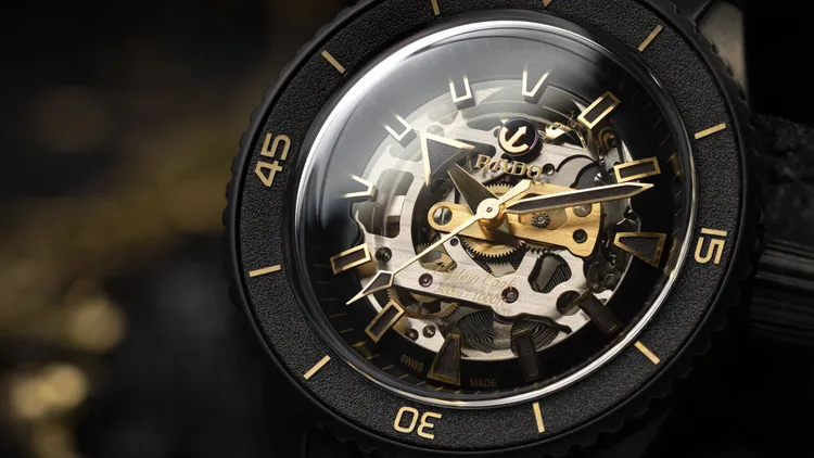 錶款搭載鏤空鉑金橋板設計的Calibre R808自動三針機芯，擺陀採品牌船錨標誌形狀設計，輪系橋板鐫刻有日內瓦條紋並經黃色電鍍處理。品牌提供