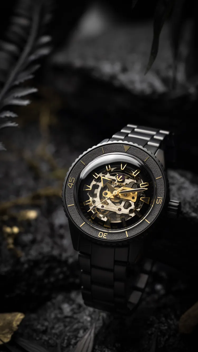 Captain Cook庫克船長300米高科技陶瓷鏤空限量腕錶，台北101旗艦店限定獨賣，13萬6100元。品牌提供