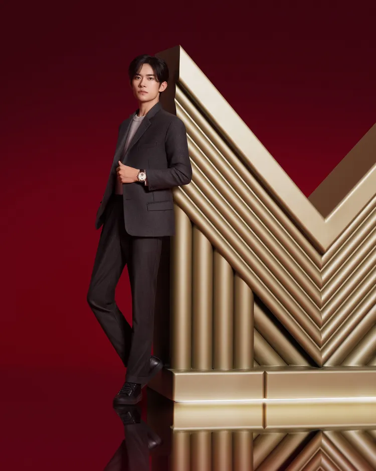 易烊千璽配搭的積家Master Ultra-Thin Tourbillon Moon超薄大師系列陀飛輪月相腕錶，兼具陀飛輪與月相顯示機制。品牌提供