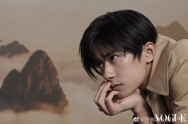 易烊千璽在接受時尚雜誌《VOGUE》訪問時透露，2023年上半年將推出新專輯。翻攝易烊千璽微博
