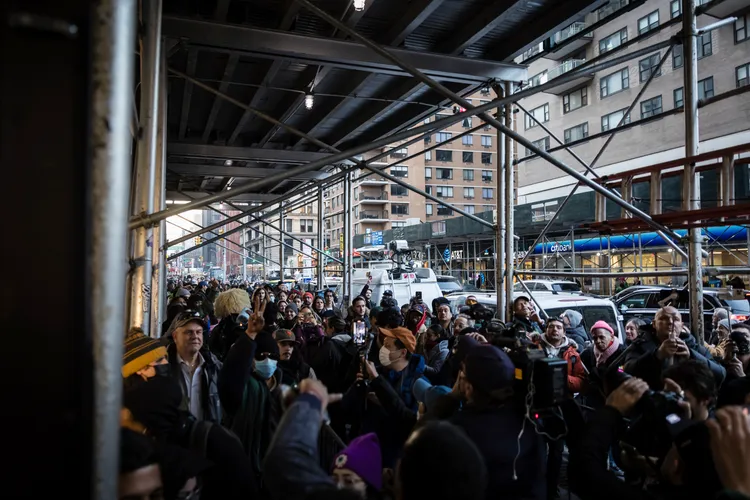 美國紐約市在去年12月30日開放當地第一家合法娛樂用大麻商店，開店前擠滿了想要「嘗鮮」的顧客。美聯社