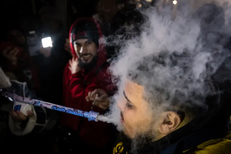 顧客忍不住就在店內深深哈幾口大麻煙霧。美聯社