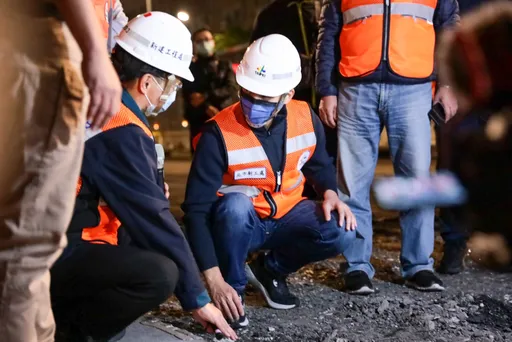 郝規蔣隨重啟路平專案 蔣萬安:106條路面更新!行人地獄先改善校園周邊