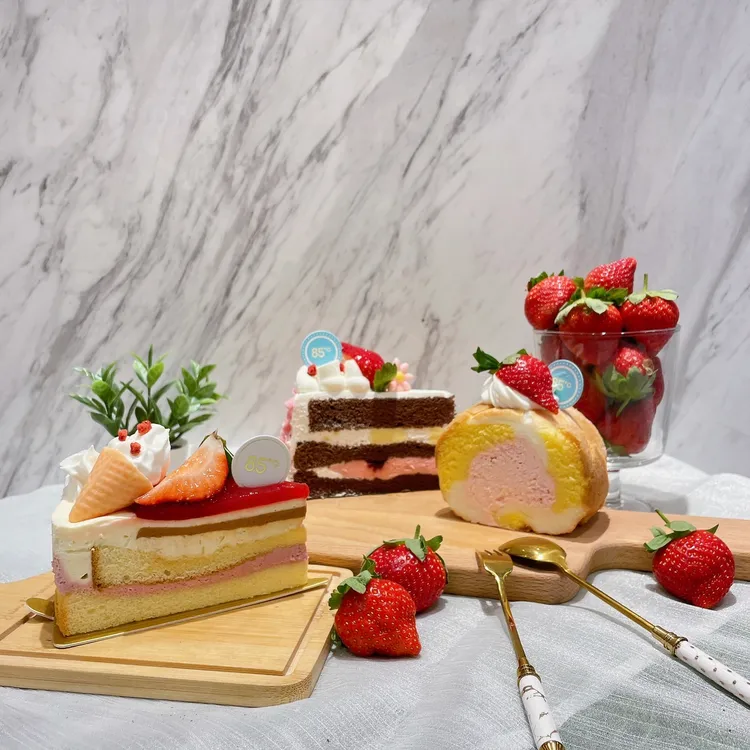 莓果泰泰(左起)，售價55元；粉莓花語，售價68元；草莓維也納，售價68元。業者提供