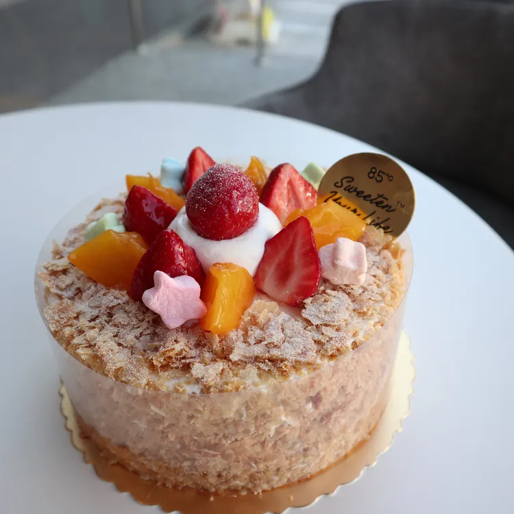 草莓牛奶糖6吋，售價480元。業者提供 