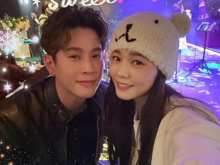 白家綺（右）在吳東諺身後默默支持。民視提供