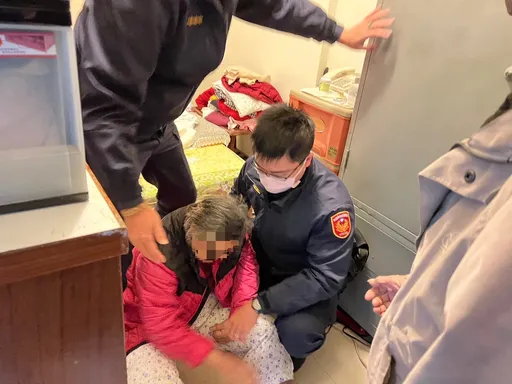 老伴倒地起不來！行動不便翁攔警車求助　龍潭暖警即刻救援助送醫