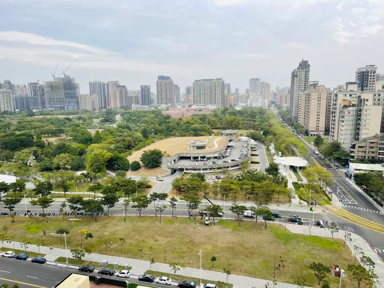 該案為東西向，獨具眺望41公頃的美術館公園綠地視野。林佩萱攝