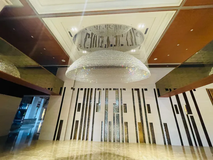 2千多顆水晶球設計的圓弧穹頂水晶燈，耗時2個月製作。林佩萱攝