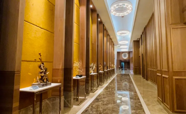 1樓的公設亮點還有50米藝術廊道，擺放建商送給住戶的藝術品。林佩萱攝