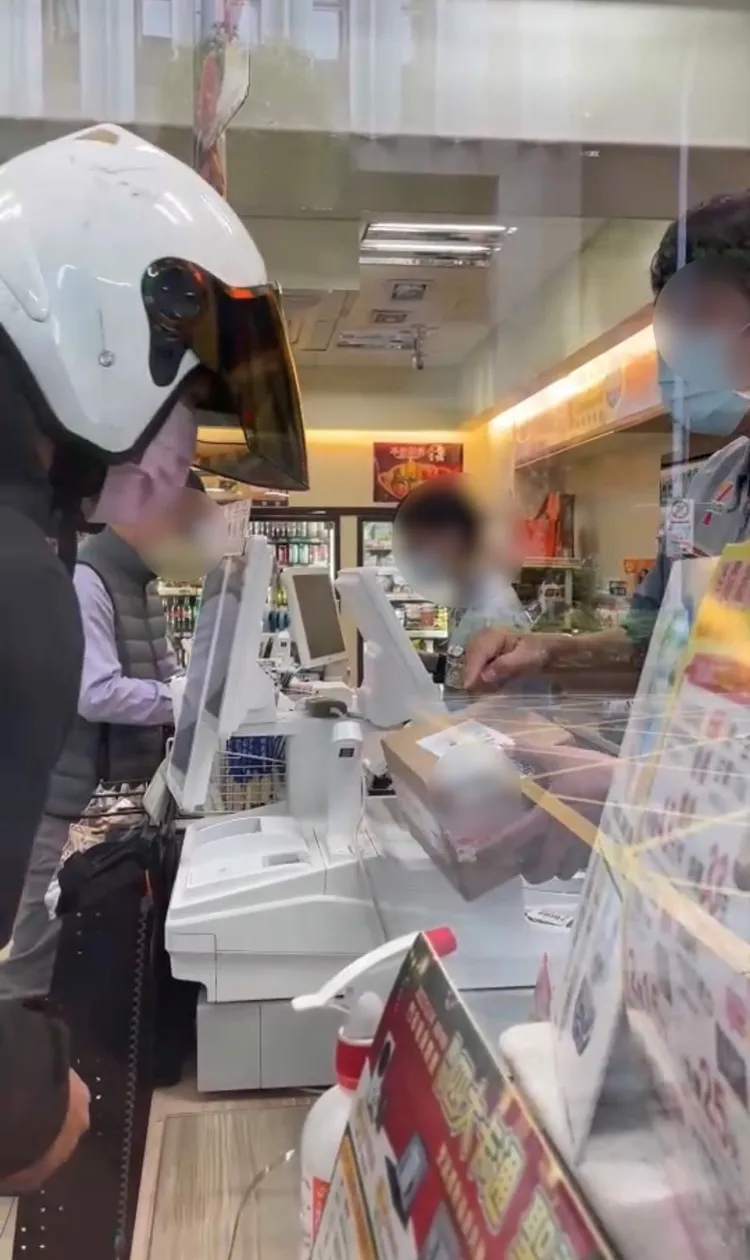 警方發現快遞人員到超商取貨。翻攝畫面