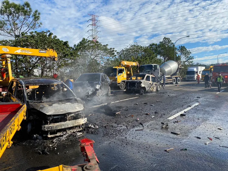 警消人員正在排除事故中。翻攝畫面